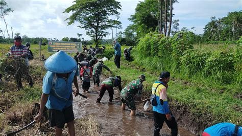 Tni Dan Masyarakat Normalisasi Saluran Irigasi Sekunder Di Desa Pandanwangi