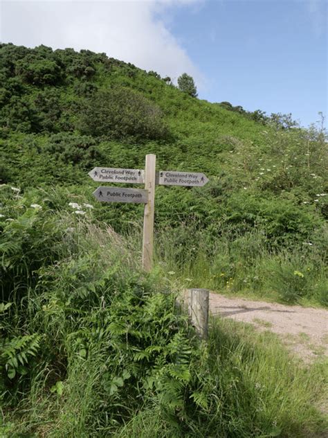 Guide Post On The Cleveland Way Habiloid Cc By Sa Geograph