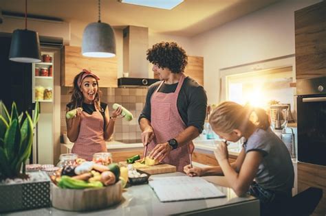 Los Padres Felices Y Su Hija Cocinan Juntos En La Cocina Mientras La