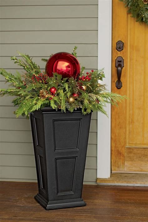 Festive Outdoor Holiday Planter Ideas To Decorate Your Front Porch For