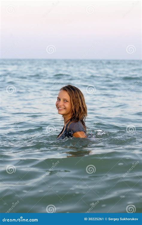 Fille De Ladolescence De Sourire En Mer Image Stock Image Du Baignez