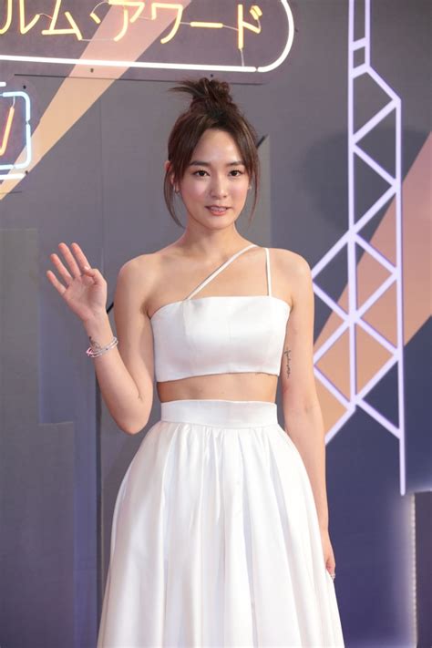 Hậu trường cảnh tình ái của nữ trợ lý tuổi với sao nam U trong phim hot nhất Netflix