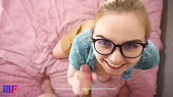 Ma belle mère m a surpris en train de me branler et m a appris une leçon sexuelle XVIDEOS