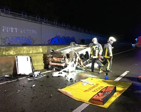 Feuerwehreinsatz Der Feuerwehr Bochum Schwerer Pkw Unfall Auf Der Bab