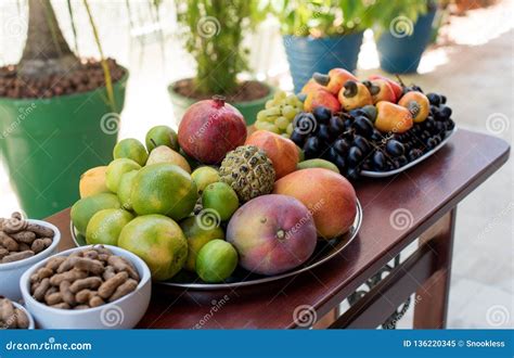 Vassoio Brasiliano Fresco Della Frutta Tropicale Immagine Stock