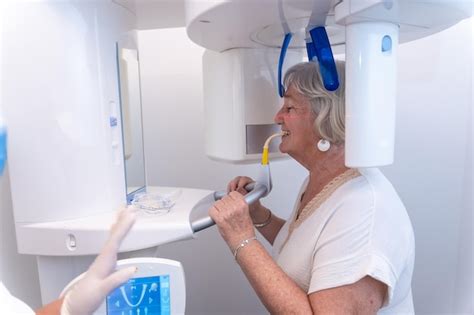 Cl Nica Dental Anciana En La Sala De Rayos X Realizando Una Radiograf A