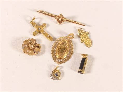 Lot De Pendentifs Broche Et Clip De Revers En Or Jaune K