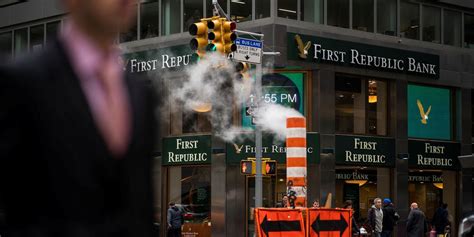 Jpmorgan Chase Takes Over First Republic After Fdic Seizes Bank Wsj