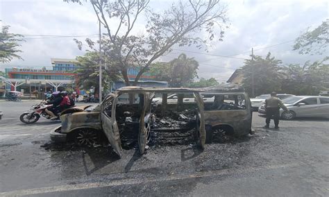 Detik Detik Mobil Terbakar Di Jalan Gatot Subroto Medan 4 Penumpang