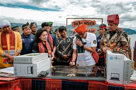 Siaran Pers Menparekraf Serahkan Bantuan Laptop Ke Tiga Desa Wisata