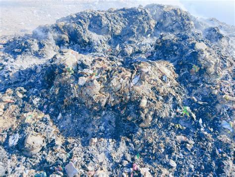 Pila De Basura Quemada Pila De Basura En Fuego Basura Humo Cenizas De