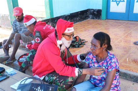 Cinta Kasih Natal Di Ujung Negeri Dokter Santa Claus Satgas Yonif Mr