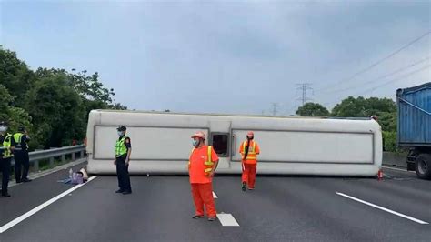 國3驚見客運翻覆！車輛橫躺路中 15人受傷送醫 Ebc 東森新聞 Line Today