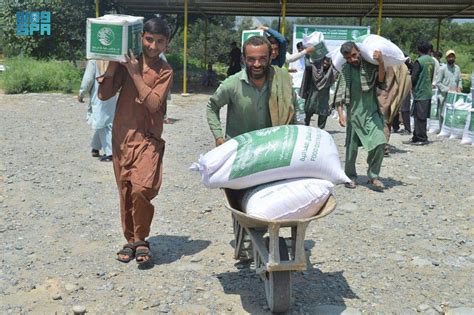 Le Centre De KSrelief Distribue 1 062 Paniers Alimentaires Dans La