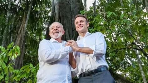 Lula E Macron Fazem Ensaio Fotogr Fico Na Amaz Nia Enquanto Ind Genas