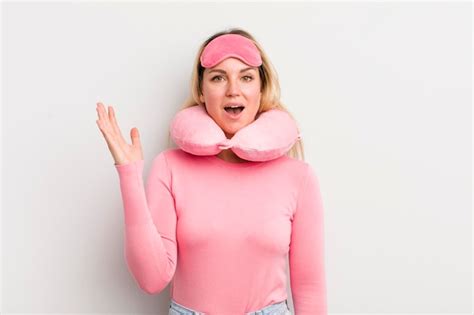 Jolie Femme Blonde Se Sentant Heureuse Surprise De Réaliser Une Solution Ou Une Idée Photo Premium