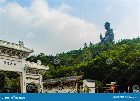 Il Turista Ha Visitato La Statua Di Tian Tan Buddha Del Gigante Sul