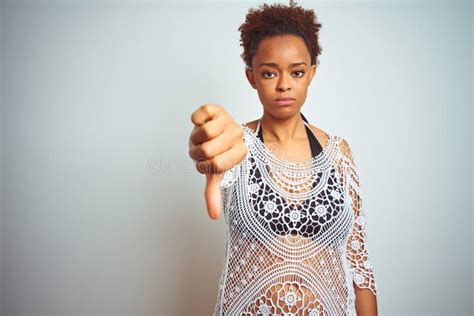 Joven Afroamericana Con El Pelo Afro Vestido De Bikini Sobre Fondo Blanco Aislado Y Con Un