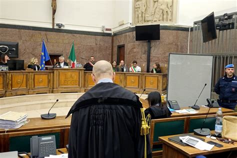 Un Mostro Ci Ha Rovinato La Vita La Disperazione In Aula Contro L