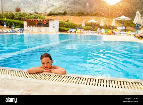 Young teen bikini strand Fotos und Bildmaterial in hoher Auflösung Seite 2 Alamy