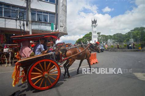 Tarik Wisatawan Pkl Di Kawasan Bukittinggi Kenakan Pakaian Adat