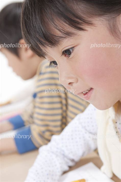 三角定規を使って勉強をする子供 写真素材 [ 7211453 ] フォトライブラリー Photolibrary