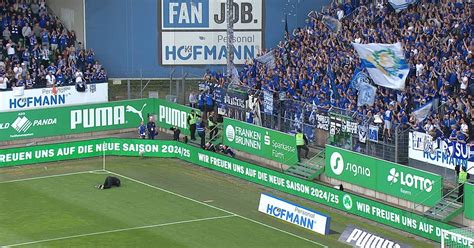 Kniefall Vor Der Kurve Schalke Fans Verabschieden Legende