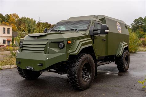 В Україну прибула броньована «швидка», що може їхати зі спущеними ...