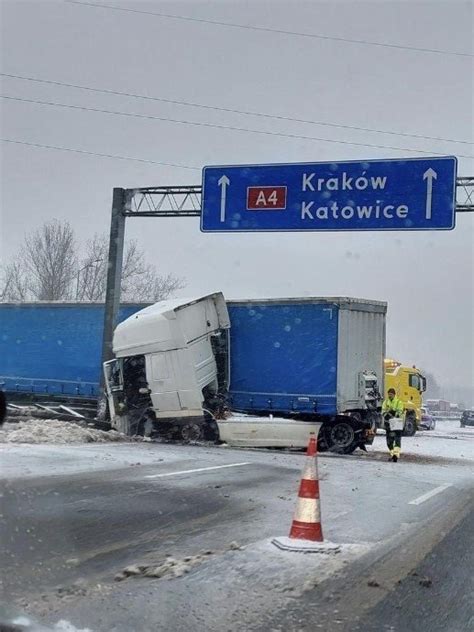 Wypadek Tira Na A W Chorzowie Zablokowane Trzy Pasy Ruchu Gazeta