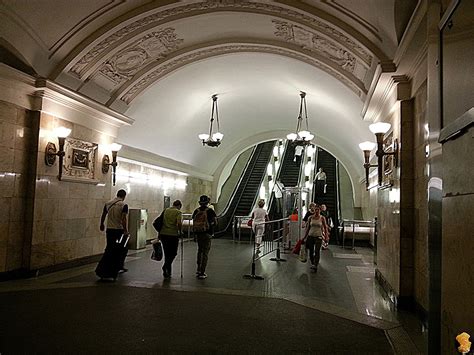 Москва. Метро. Кольцевая линия. Станция Октябрьская. Достопримечательности