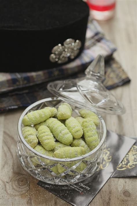 Biskut Ulat Bulu Masam Manis