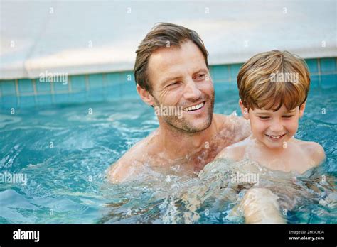 Clases De Natación Con Papá Un Padre E Hijo Nadando En Una Piscina