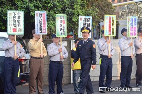 麻豆警「快閃舉牌」 交通安全宣導獲好評 Ettoday地方新聞 Ettoday新聞雲