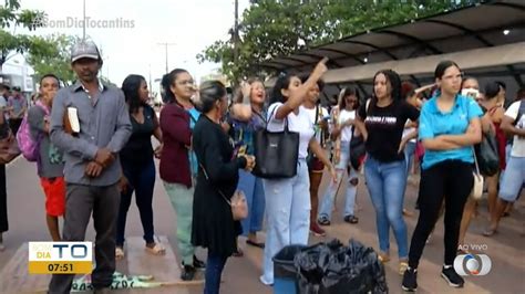 Usuários do transporte público bloqueiam avenida na frente de estação