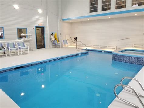 Hampton’s Heated Indoor Pool & Hot Tub – Hampton Village Inn