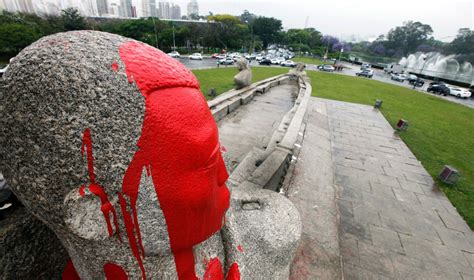 Fotos Monumento às Bandeiras é pichado e sujo por tintas 03 10 2013