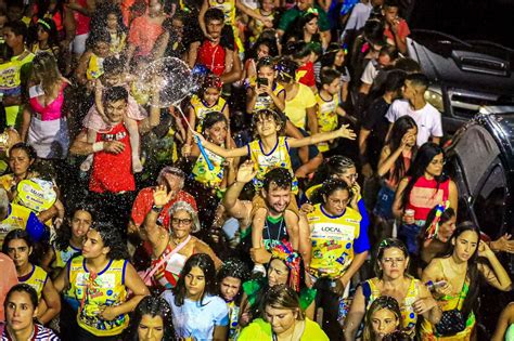 Tradicional bloco Babys Folia volta às ruas e garante a diversão da