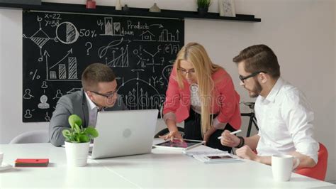 Trabajo En Equipo Tres Arquitectos Jovenes Que Trabajan En Un Proyecto