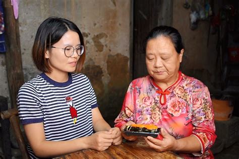 儿媳妇进城拿婚纱照回家，不忘给婆婆带好吃的，婆婆：这个能吃吗凤凰网视频凤凰网