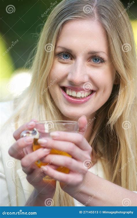 De Mooie Blonde Kop Van De Thee Van De Holding Van Het Meisje Stock Afbeelding Image Of Gezond