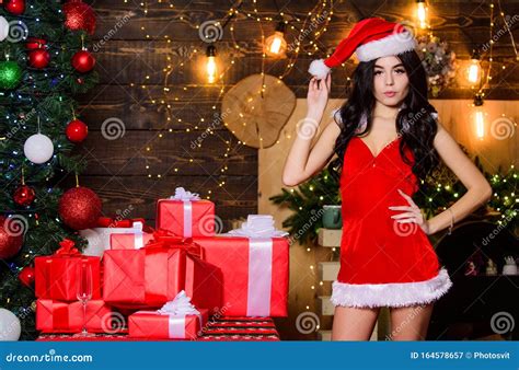 La Sexualité Vient Naturellement Femme Sexy Dans Un Chapeau Santa Sensuelle En Lingerie érotique