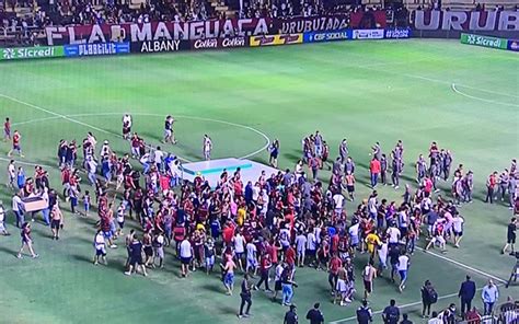 Torcida invade campo na comemoração do título do Flamengo na Copa do