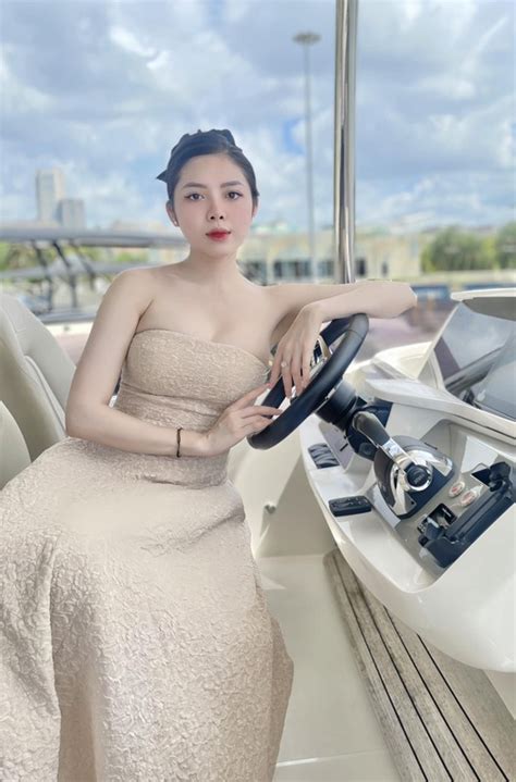 Nữ tiếp viên hàng không hot nhất Sài thành gây thương nhớ với ảnh