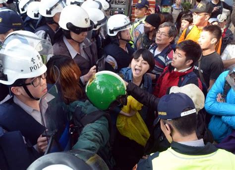 遍地開花》80歲老伯 爬欄杆欲闖立院遭阻 政治 自由時報電子報