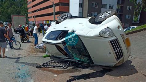 Vehículo Se Volcó En La Vía El Tranvía En Rionegro Mioriente