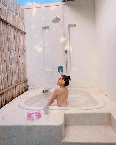 Hot girl Thúy Vi lại gây tranh cãi khi đăng loạt ảnh tắm trần
