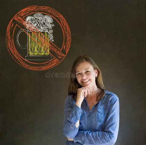 Nessuna Mano Sorridente Della Donna Dell Alcool Della Birra Sul Mento