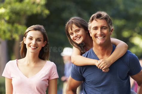 Famille Sur La Promenade Par La Campagne Photo Stock Image Du Lames