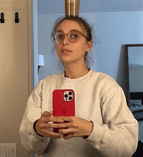 Emma Chamberlain Aesthetic Core Light Icon Lq Mirror Selfie Pfp In 2022