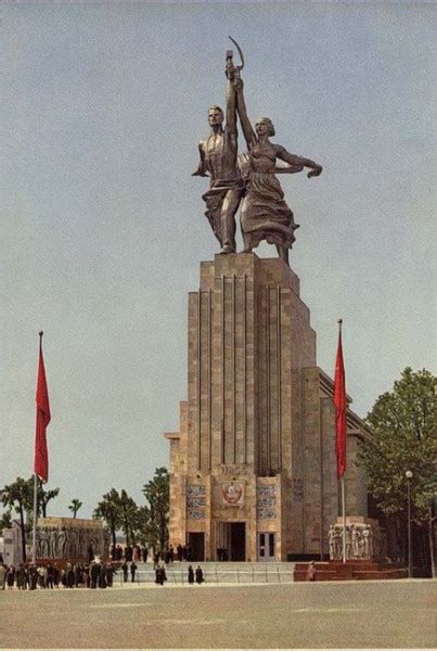 Барельефы на пропилеях у входа в советский павильон на Всемирной ...